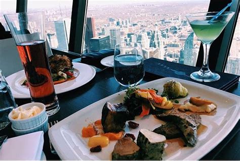 360 Restaurant Cn Tower Torontos Revolving Restaurant