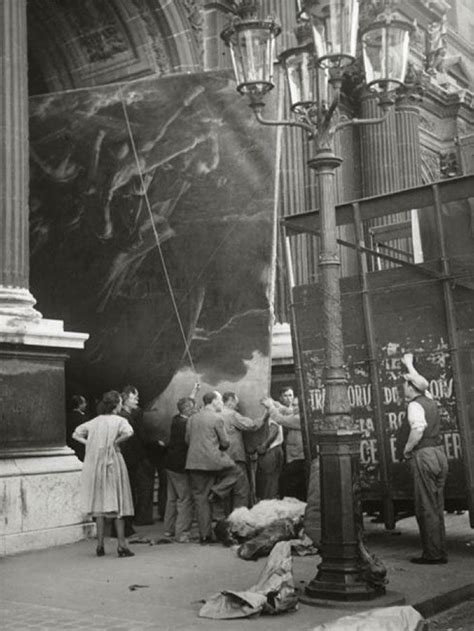 Loading the Raft of the Medusa in 1939 to save the Louvre museum treasures | History, Art ...