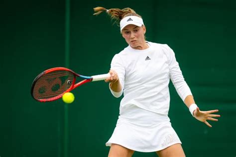 Elena Rybakina une Kazhake née à Moscou en quarts de finale de Wimbledon