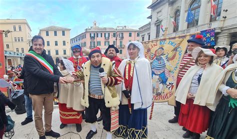 Cicciolin Riceve Le Chiavi Della Citt Dal Sindaco Il Carnevale A