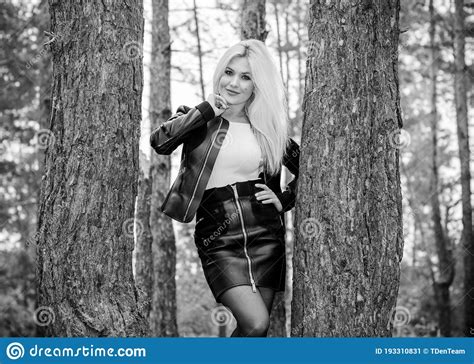 Blonde Junge Frau Im Kleidungslebensstil Leder Stockbild Bild Von