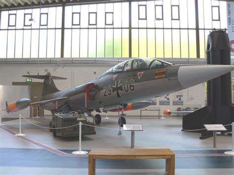 Bundeswehr Lockheed Tf 104g 29 06 Im Luftwaffenmuseum Berlin Gatow Am Flugzeug Bild De