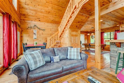 Bearly Naked Treehouse Cabin With Hot Tub In Gatlinburg Tennessee