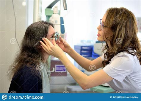 Procedimiento Que Cabe Experimentado Mujer Bonita Joven De La Lente En