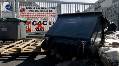 Sciopero Dei Netturbini Strade Di Parigi Sommerse Dai Rifiuti