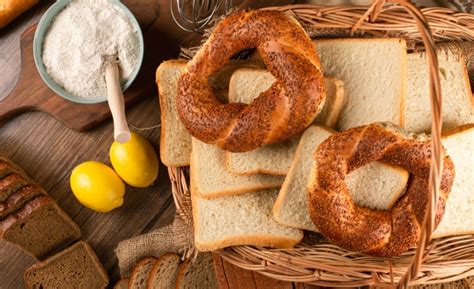 Free Photo Bagels And Slices Of White Bread In Basket With Flour And