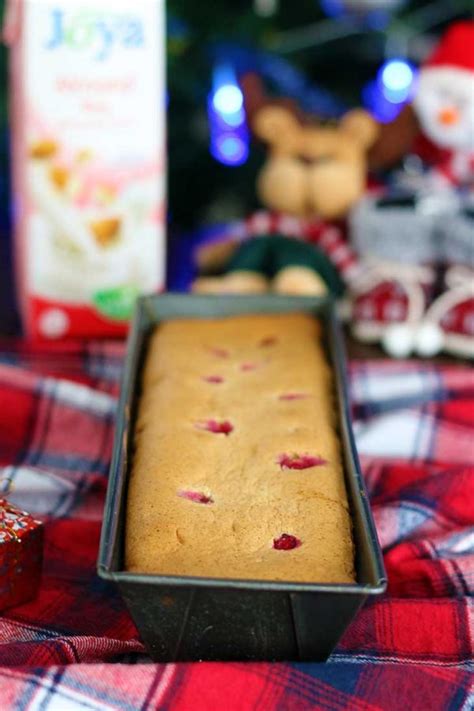 Vegan Sponge Cake with Red Currants