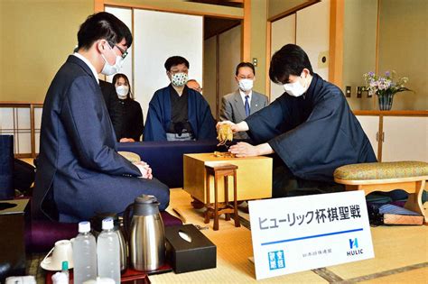 棋聖戦第1局に臨む藤井聡太棋聖（右）と永瀬拓矢王座（日本将棋連盟提供） ― スポニチ Sponichi Annex 芸能