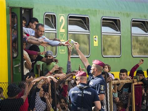 Hunderte Flüchtlinge in Ungarn zu Fuß auf dem Weg nach Westen