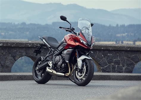 triumph apresenta oficialmente  tiger sport