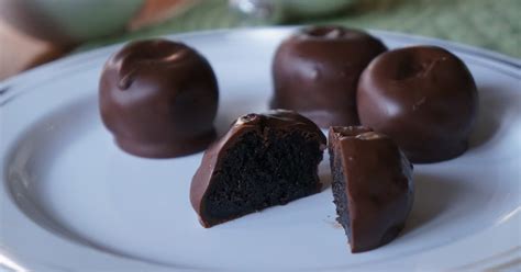 Hardly Housewives: Mint Oreo Truffles