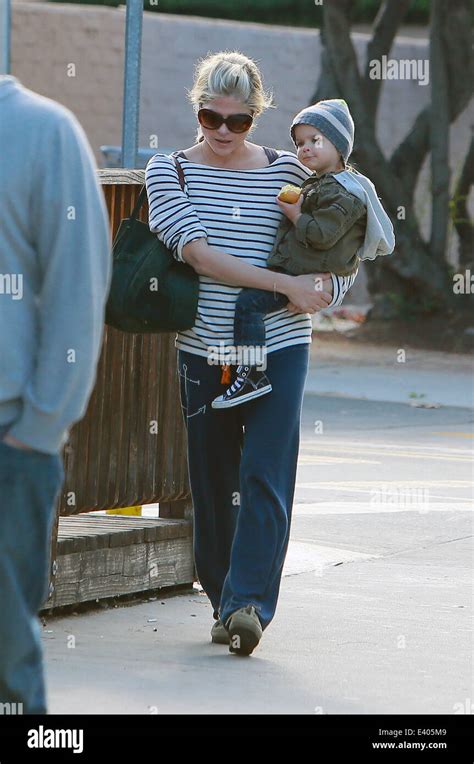 Selma Blair Sale Con Su Hijo Y Un Compa Ero Dejando A Un Starbucks