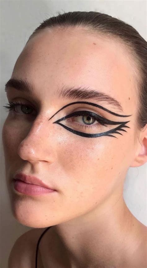 40 Trendy Eyeshadow Looks Clean Graphic Liner