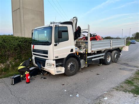 Incidente A Rive D Arcano Scooter Contro Un Camion Ferito Un Giovane