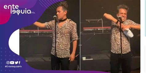 Vocalista De Caf Tacuba Le Arranca La Cabeza A Peluche De Dr Simi Y