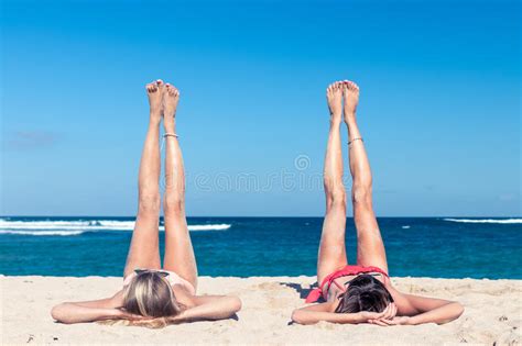 Dos Amigos Atractivos Felices De Las Mujeres Que Toman El Sol En La