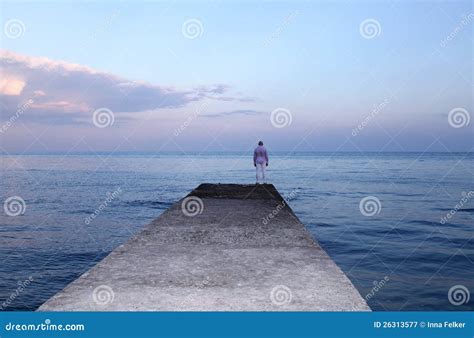 Hombre Solo Que Mira La Puesta Del Sol En El Embarcadero Imagen De