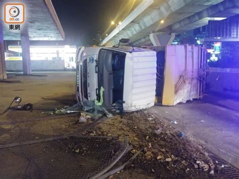 九龍灣垃圾車撞壆躍起翻側 司機受傷送院｜即時新聞｜港澳｜oncc東網