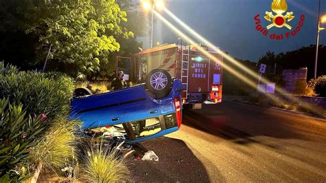 Incidente In Via Lanza Di Scalea Un Auto Si Ribalta E Due Persone