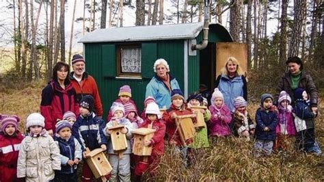 Kindergartenkinder bauen Nistkästen für Zugvögel