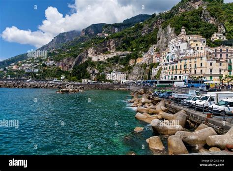 Arquitectura Paisajes Y Playas De La Ciudad De Maiori En La Costa De