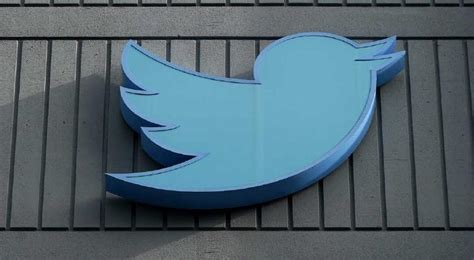 Reclaman exempleados de Twitter 500 millones de dólares