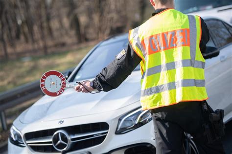 Achtung Polizeikontrolle So Reagieren Sie Als Autofahrer Richtig Und