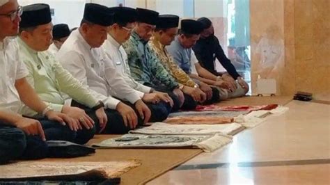 Jelang Lengser Gubernur Anies Salat Jumat Terakhir Bersama Asn Dki Di