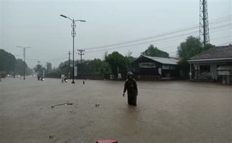 Hujan Deras Tanah Longsor Banjir Terjang Sejumlah Titik Di Kota