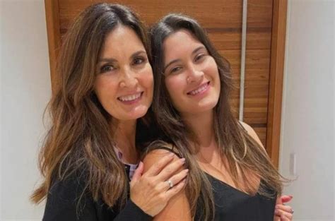 Filha de Fátima Bernardes canta em bar e jornalista compartilha o