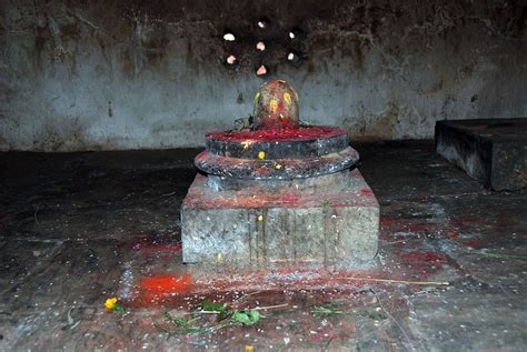 14 Kathmandu Gokarna Mahadev Temple Small Shrine With Shiva Lingam