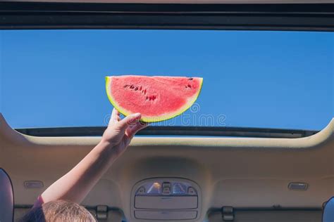 Muchacha Que Viaja En Coche Y Que Lleva A Cabo La Rebanada De Sand A En