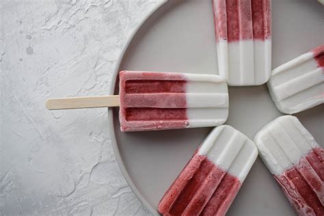 Erdbeer Kokos Eis am Stiel Perfekt für den Sommer