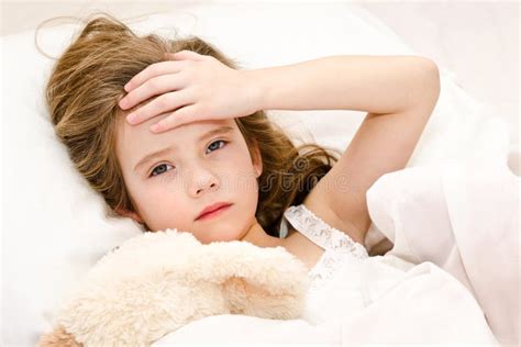 Petite Fille Malade Se Situant Dans Le Lit Image Stock Image Du