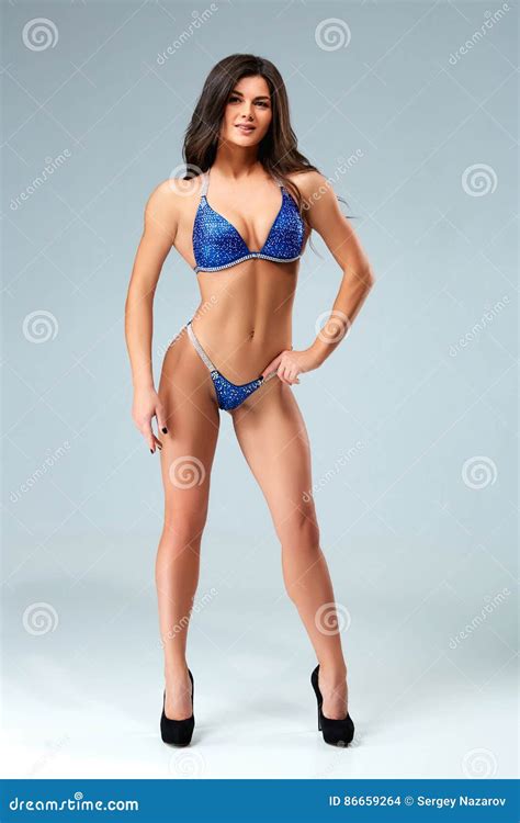 Sexy Brunettebodybuilderfrau Im Blauen Bikini Stockfoto Bild Von Frau