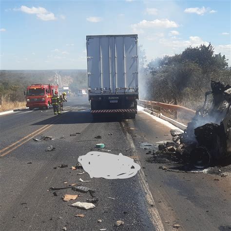 Carreta e veículo de passeio pegam fogo após colisão na BR 251 e duas