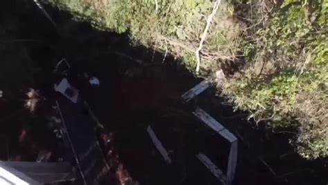 Vídeo Vídeo mostra caminhão que despencou de ponte na BR 267 em Bom