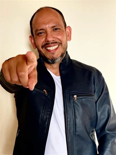 contrata actores de voz femeninos  masculinos  voice realm