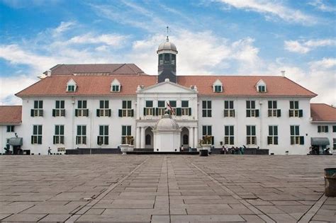 10 Spot Foto Di Kota Tua Jakarta Agar Nampak Estetik