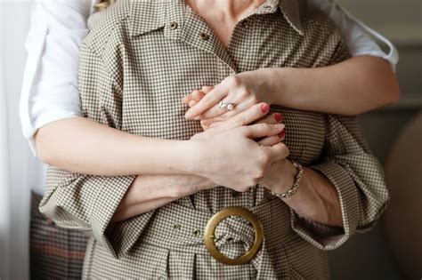 Una Joven Hija Feliz Abraza A Su Madre Con Amor Una Mujer Joven Y Una