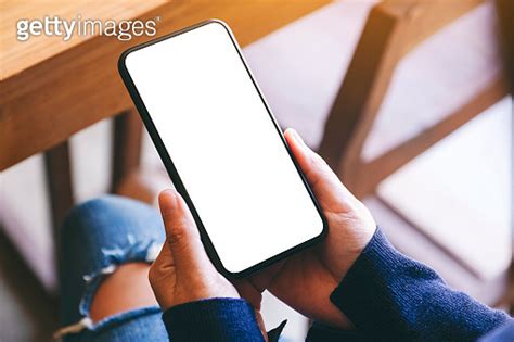 A Woman Holding Black Mobile Phone With Blank White Screen In Cafe 이미지 1183279346 게티이미지뱅크