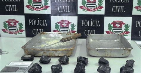 G1 Polícia apreende equivalente a R 20 mil em pedras de crack em