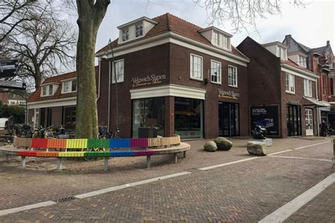 Regenboogbankje Opnieuw Beklad Twee Mannen Van 18 Jaar Uit Lunteren