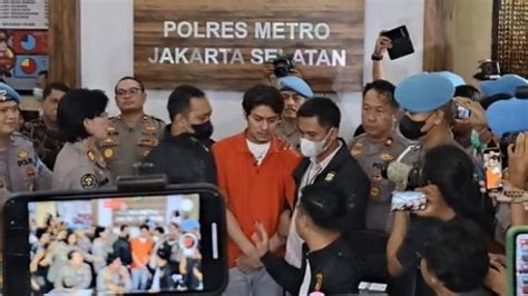 Resmi Jadi Tersangka Kasus KDRT Rizky Billar Muncul Pakai Baju Oranye