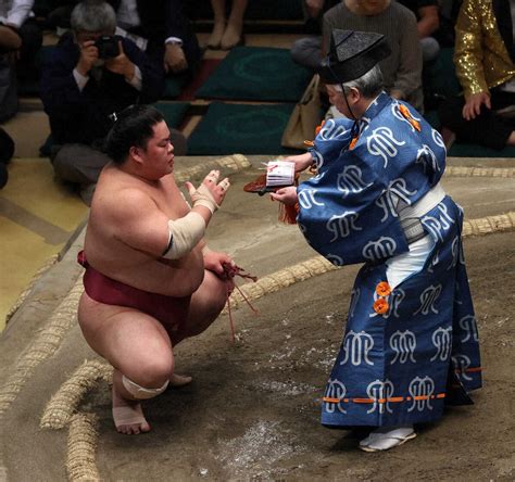 ＜大相撲夏場所千秋楽＞懸賞金を受け取る大栄翔（撮影・三島 英忠） ― スポニチ Sponichi Annex スポーツ