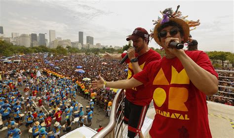 Monobloco encerra Carnaval de Rua do Rio multidão no aterro do