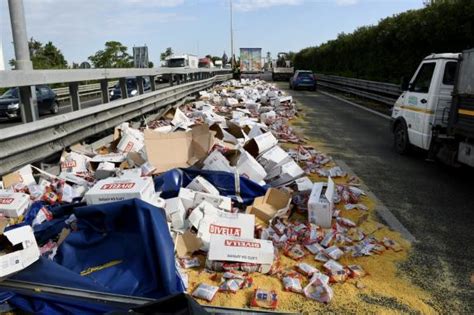 Camion Perde Carico Di Pasta Sulla Ss In Direzione Foggia Corriere It