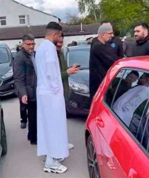 Riyad Mahrez La Star Alg Rienne Du Football Prie Dans Une Mosqu E