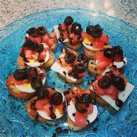 Bruschetta Canapés with a Balsamic Glaze Drizzle What a yummy appetizer ...