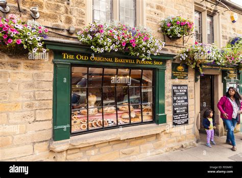 Old English Cake Shop Window Banque De Photographies Et Dimages